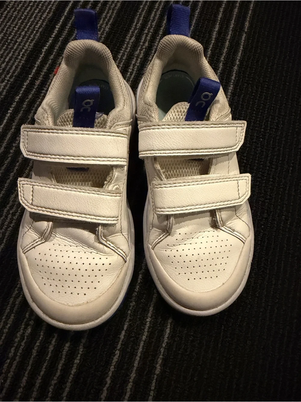 ON Juniors' The Roger Shoes White and Indigo unisex tennis shoes size 10.5